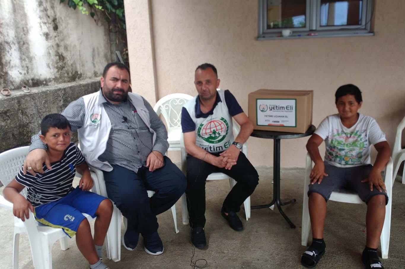 Avrupa Yetim Eli Makedonya'da yetim giydirdi Avrupa Yetim Eli Makedonya'da yetim giydirdi